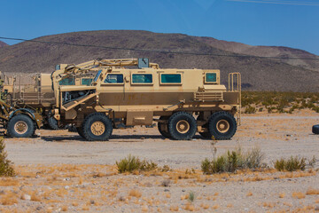 Obraz premium Soldiers and vehicles lined up during the war in the middle east