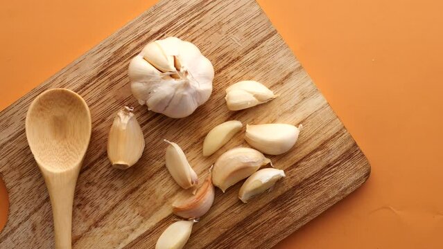 close up pf garlic on chopping board on table 