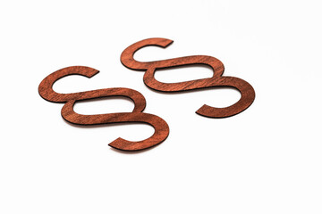 Paragraphenzeichen aus Holz