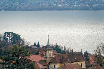 Clocher du village de Veyrier du lac sur les rives du lac d'Annecy
