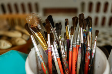 Pinsel stehen zum malen bereit