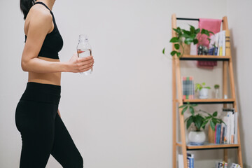 水分補給するダイエットトレーニング中の女性