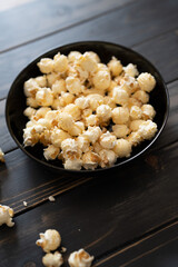 Popcorn in einer schwarzen Schale