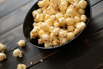 Popcorn in einer schwarzen Schale