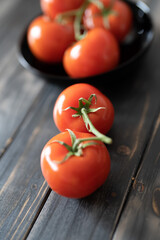 Tomaten in einer schwarzen Schale