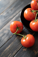 Tomaten in einer schwarzen Schale