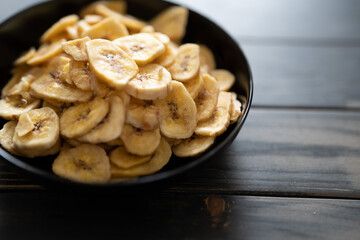 Bananenchips in einer schwarzen Schale