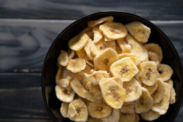 Bananenchips in einer schwarzen Schale