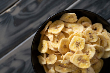 Bananenchips in einer schwarzen Schale