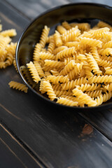 Nudeln in einer schwarzen Schale