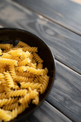 Nudeln in einer schwarzen Schale