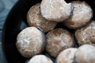 Pfefferkuchen in einer schwarzen Schale