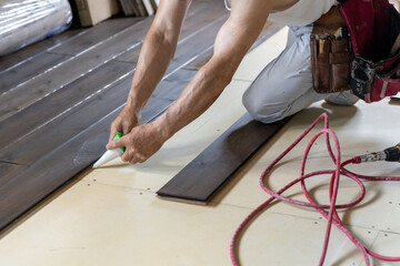 新築住宅の無垢板の床張り　ネダボンド塗り