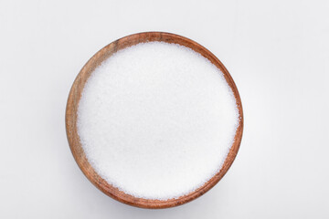 Sól kuchenna w drewnianej misce na białym tle 