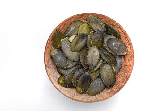 Pestki z dyni bez łupiny w misce na białym tle 