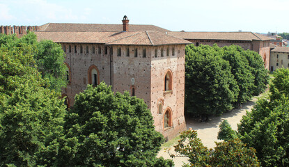 Fototapeta na wymiar Centro storico medievale di una città italiana
