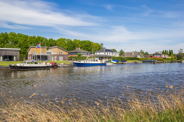 Fototapeta na wymiar Boats and houses at the shore of Zuidlaardermeer lake in Groningen, Netherlands
