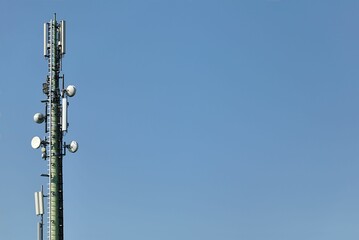 Obraz premium High-rise structure with decorative antennae at the apex, set against a vibrant blue sky