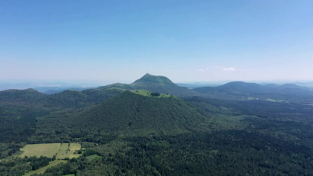 La chaine des puys en &eacute;t&eacute;. Montagnes et volcans dans le Puy de d&ocirc;me. Les volcans de la chaine des puys. Crat&egrave;re, for&ecirc;ts, plaine et champs agricoles en Auvergne, France. Patrimoine naturel en Europe.