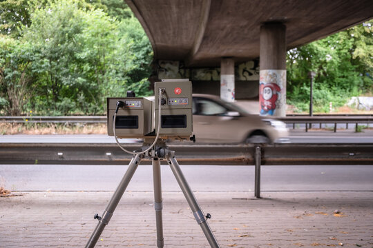 Geschwindigkeitsmessung mit einem mobilen Blitzer an einer Stra&szlig;e in D&uuml;sseldorf, Deutschland