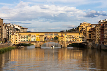 Obraz premium Evening sun over Ponte Vecchio, the historic old bridge over Arno river in Florence, Tuscany, Italy is popular tourist destination