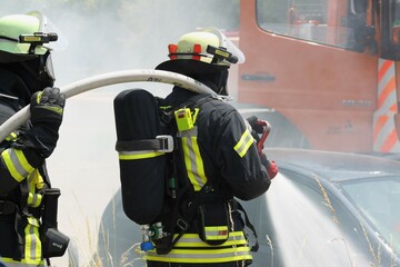 Feuerwehr im Einsatz 112 - 618471059