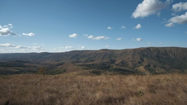 Serra da canastra com c&eacute;u azul e montanhas no inverno