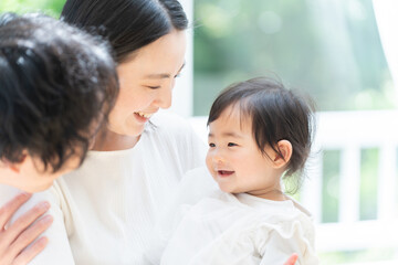 笑顔の3人家族（ファミリー・育児・子育て・赤ちゃん）