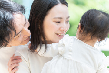 笑顔の3人家族（ファミリー・育児・子育て・赤ちゃん）