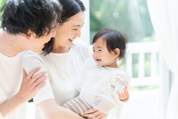 笑顔の3人家族（ファミリー・育児・子育て・赤ちゃん）