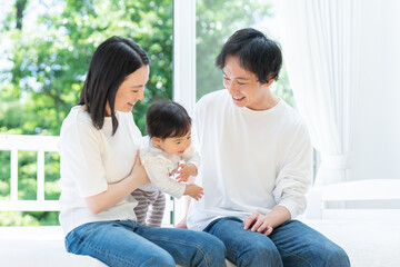 笑顔の3人家族（ファミリー・育児・子育て・赤ちゃん）