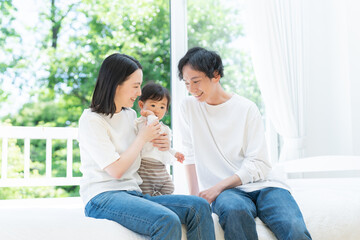 笑顔の3人家族（ファミリー・育児・子育て・赤ちゃん）