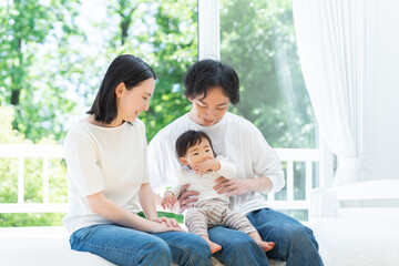 笑顔の3人家族（ファミリー・育児・子育て・赤ちゃん）