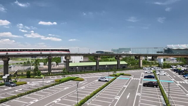 東京国際空港に向かうモノレールが通過する風景。