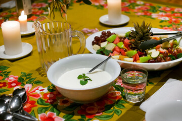 ヨーグルトとフルーツとロウソク