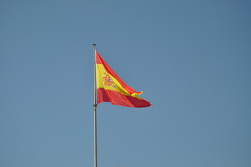 bandera de España hondeando