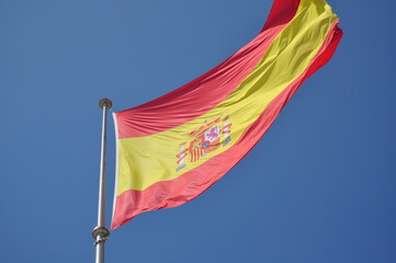 bandera de España hondeando