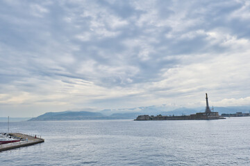 Naklejka premium port of messina, sicily overlooking the mainland at villa san giovanni in calabria