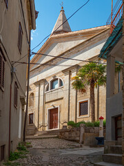 Fototapeta na wymiar Vrbnik, Insel Krk, Kroatien, Altstadtszene mit Kirche