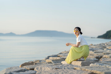 夕暮れの海にいる女性