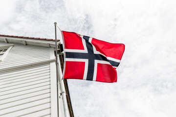 Norwegische Flagge an einem Weissen Haus