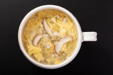 鶏肉としいたけの中華スープ