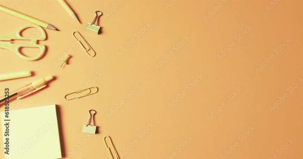 Aufkleber flat lay of school materials and memo notes with copy space on yellow background