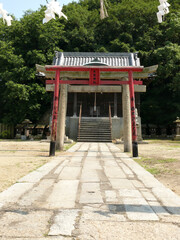 赤い鳥居と神社の参道。
日本の伝統的建造物。