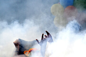 Tanzende Menschen im Kunstnebel