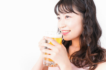 グラスを持ちビールを飲む若い女性 © maroke