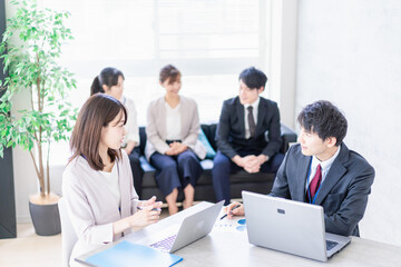 ビジネスミーティングをする男女