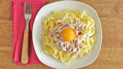 assiette de tagliatelles à la carbonara en gros plan