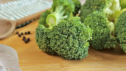 brocolis cru en gros plan, sur une planche à découper	