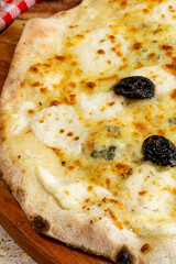 Pizza aux trois fromages , en gros plan